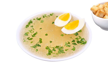 Бульон куриный с яйцом и сухариками