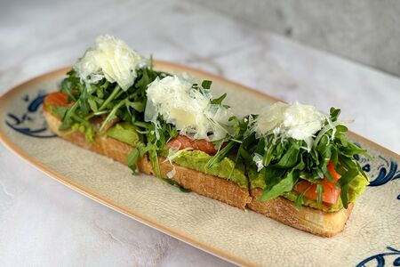 Брускетта с лососем и гуакамоле