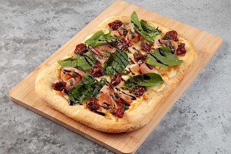 Пицца с пармской ветчиной и трюфельным маслом