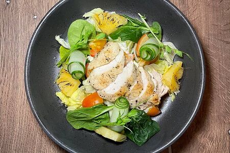 Салат с жареным куриным филе и ананасом