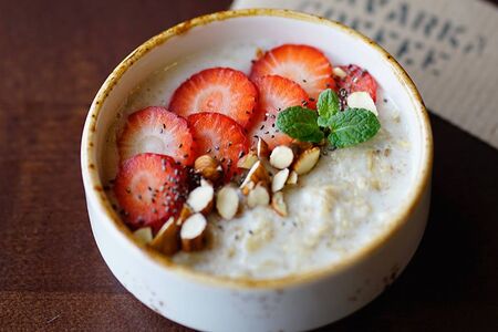 Овсяная каша с клубникой, миндалём и семенами чиа
