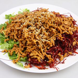 Жареная свинина с перцем и кинзой