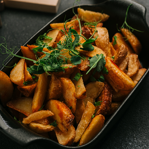 Картофельные дольки с чесноком и зеленью