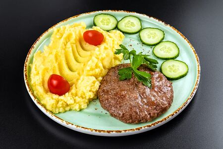 Котлета говяжья с картофельным пюре