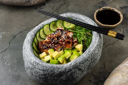 Поке с копченым угрем и рисом