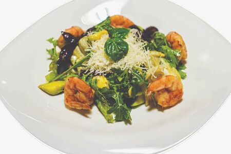 Салат с тигровыми креветками и авокадо