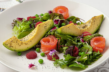 Салат с лососем, авокадо и молодым горошком