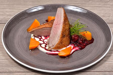 Утиная грудка с пюре из цветной капусты