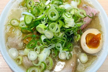 Рамен с копчёной курицей и жареным беконом