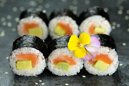 Малый ролл с лососем и авокадо №27