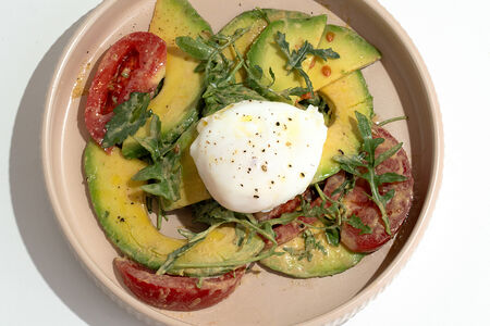 Авокадо с яйцом пашот