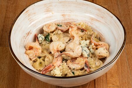 Фарфалле с креветками в пикантном соусе