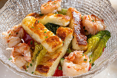 Романо, халуми, креветки и свежие овощи