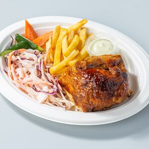 Куриная грудка-гриль с салатом Коул Слоу, гарниром на выбор и соусом тартар