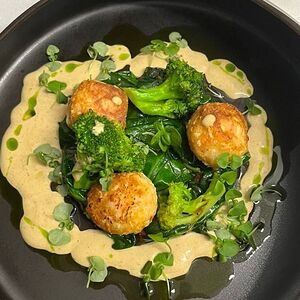 Краб-кейк с соусом биск, шпинатом и брокколи