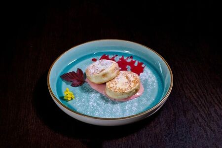 Сырники со соленой карамелью и ягодами