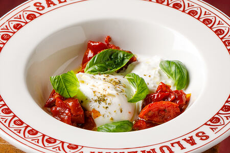 Буррата с вялеными томатами