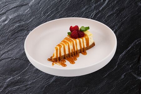 Классический чизкейк и соленая карамель