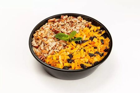 Каша овсяная на молоке с манго и макадамией