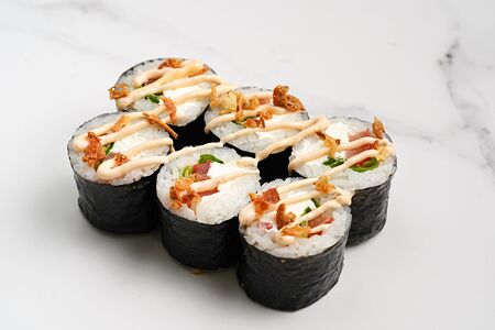 Малый ролл с помидоркой, луком и сыром №10