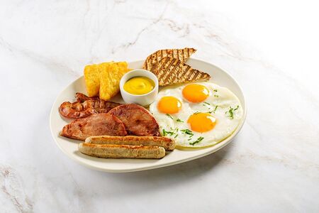 Глазунья с беконом и колбасками из индейки