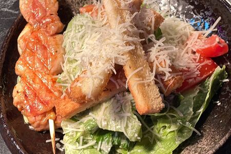 Цезарь с куриным шашлычком