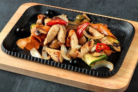 Курица на сковороде