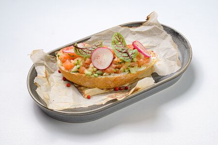 Брускетта с лососем и хрустящим огурцом 