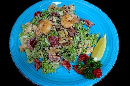 Теплый салат Без осетра, но с тигровой креветкой