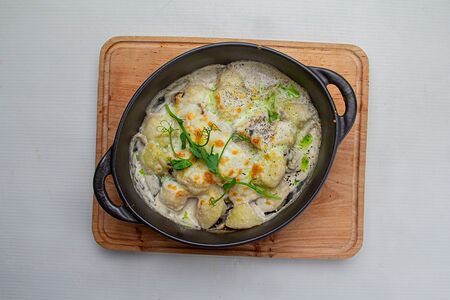 Пельмени куриные, запеченные в сливочном соусе с грибами