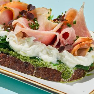 Злаковый тост с котто, страчателлой и песто