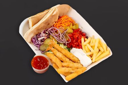 Шаверма с креветками на тарелке