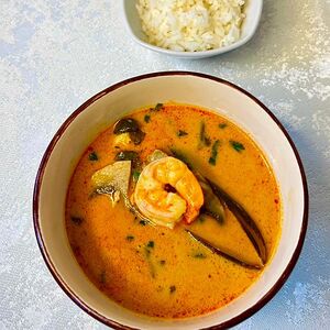 Том ям с семгой, мидиями и тигровыми креветками 