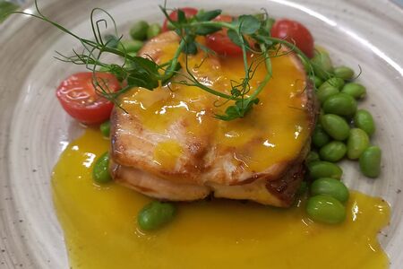Стейк из лосося в апельсиновом соусе с бобами эдамаме