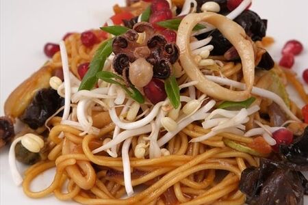 Вок с яичной лапшой и морепродуктами в сычуанском соусе