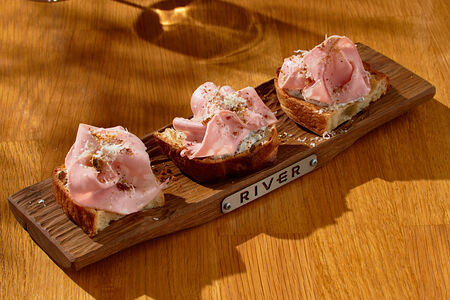 Брускетта с мортаделлой с трюфельным кремом