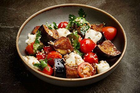 Салат с баклажанами, томатами черри, и сливочным сыром
