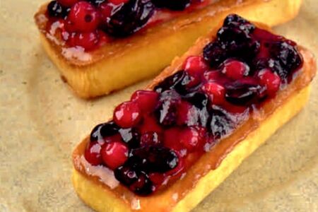 Тарталетка Ягодная (жимолость и красная смородина)