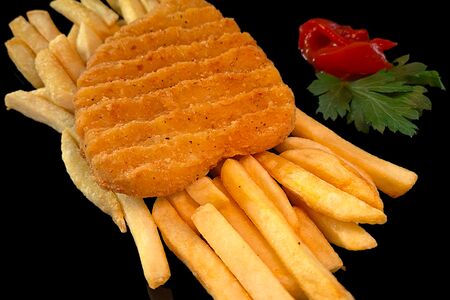 Куриная котлета в панировке с картофелем фри и лечо