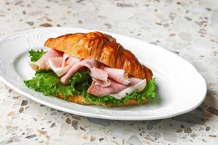Круассан с окороком 