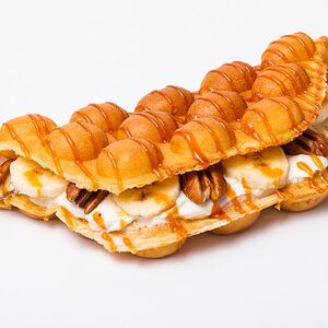 Вафля с пеканом и бананом