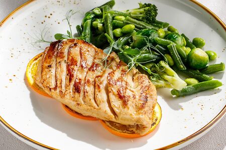 Куриная грудка в цитрусовом соусе с зелеными овощами