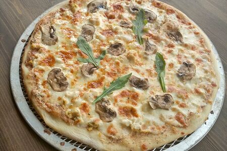 Пицца с курицей и грибами 