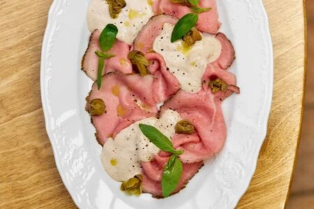 Вителло тоннато с каперсами 