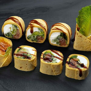 Ролл-тортилья с копчёным лососем