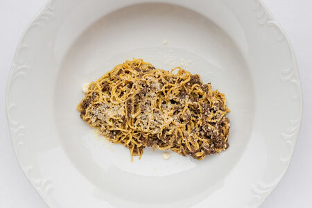 Тайарин с сальсиччей из города Бра