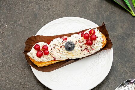 Эклер с сезонными фруктами