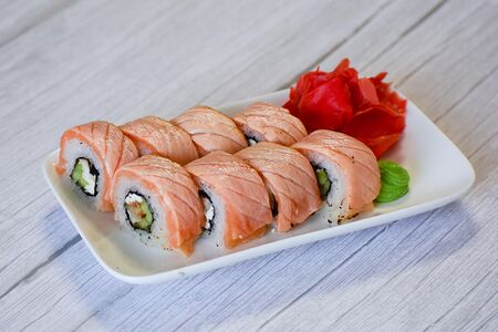 Ролл опаленный Филадельфия с угрем