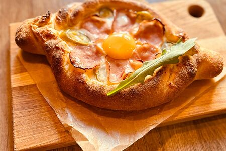 Хачапури по-аджарски с ветчиной и перцем халапеньо