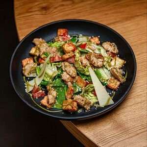 Азиатский Цезарь с кунжутным цыпленком